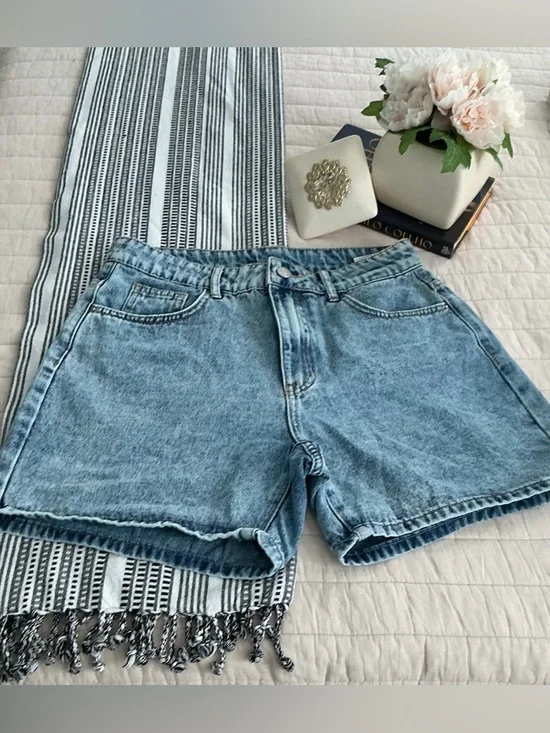 Used Classic High-Rise Denim Shorts in Light Blue - Picture 3 of 9